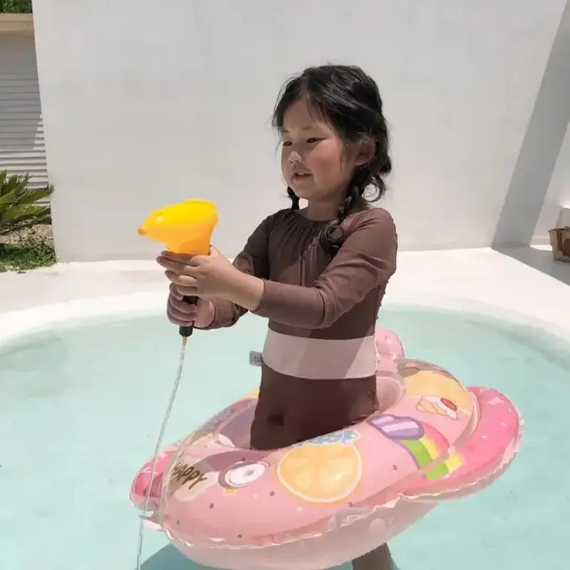 عوامة الأطفال مع مسدس مائي