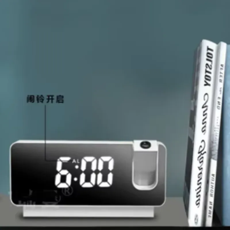 ساعة مكتبية رقمية مع إسقاط على الحائط