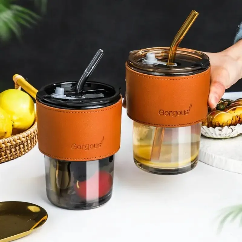 Tasse avec paille en verre couvercle en cuire